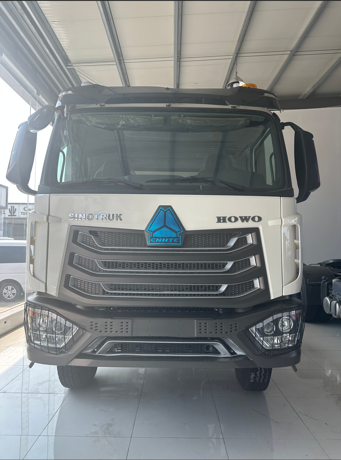 HOWO NX tractor - Image 2