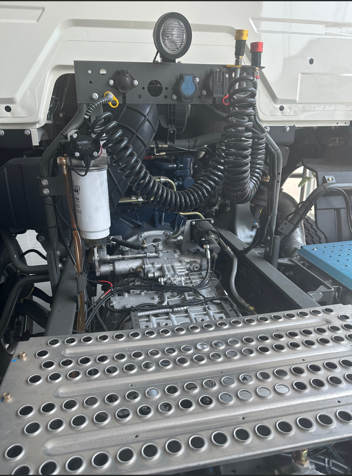 HOWO NX tractor - Image 3