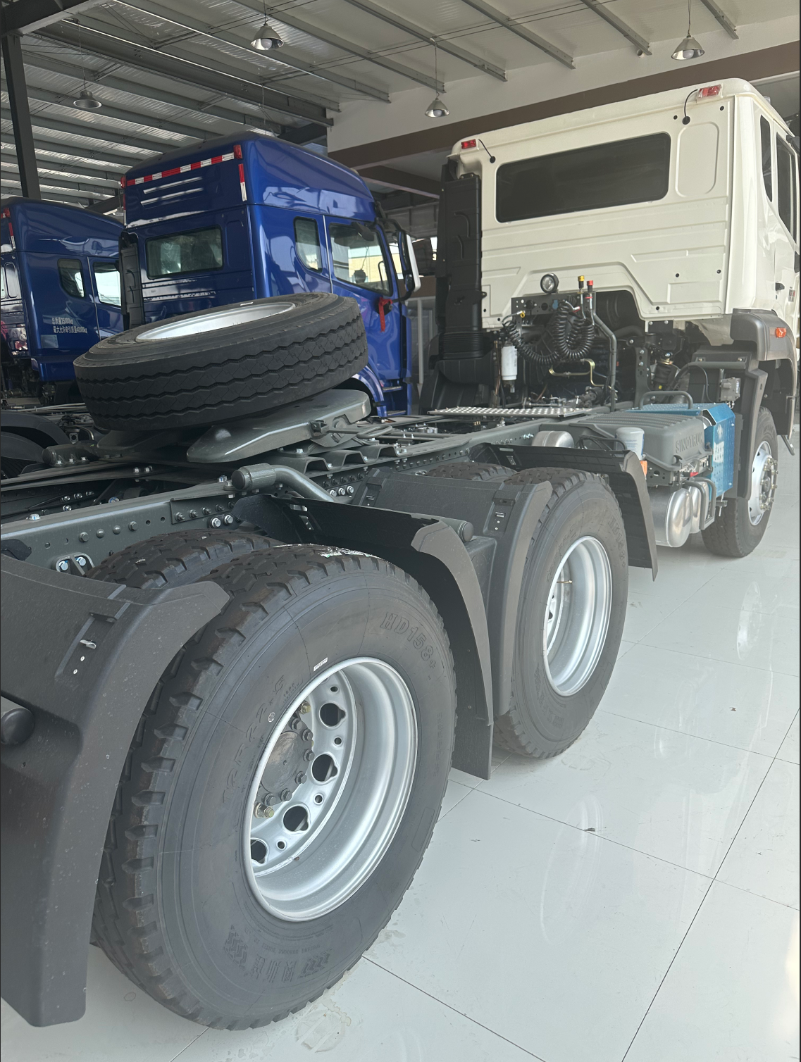 HOWO NX tractor - Image 4